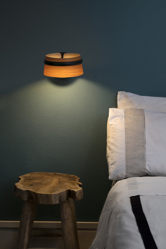 Aplique de pared LOOP negro FARO modelo 29565 en ambiente interior moderno, luminaria LED regulable con madera cerezo y acero negro, diseño contemporáneo