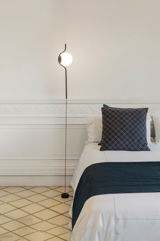 Lámpara colgante LE VITA negra de FARO en salón moderno, luminaria suspensión de acero con diseño Nahtrang e iluminación LED SMD para hogar interior.