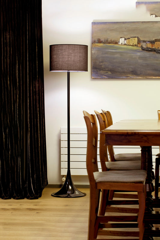 Lámpara de pie negra FARO serie 651 modelo 29764 en ambiente salón interior contemporáneo, luminaria de superficie en acero y textil para iluminación moderna.