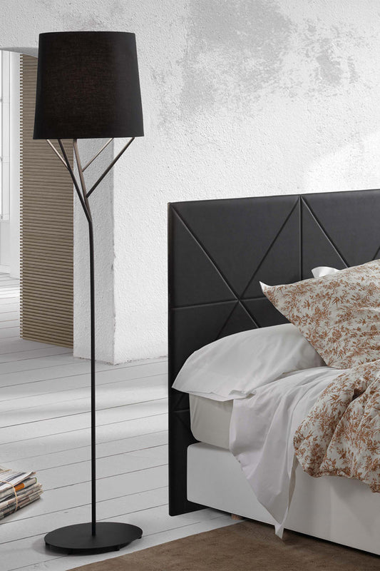 Lámpara de pie TREE negra de FARO (modelo 29868) en ambiente de salón interior, diseño contemporáneo de Estudi Ribaudí con estructura de acero y pantalla textil para iluminación moderna.