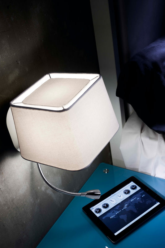 Aplique de pared Sweet Blanco con luz de lectura FARO 29950 en ambiente interior contemporáneo, luminaria de superficie en acero y textil para zona de lectura.
