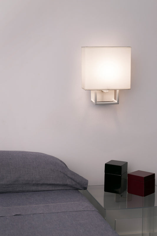 Lámpara de pared VESPER Blanca de FARO en ambiente interior moderno, luminaria de superficie en acero y textil para iluminación hogareña elegante.