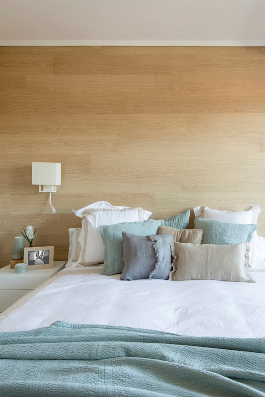 Aplique de pared VESPER blanco con lector FARO 29982 en ambiente interior moderno, luminaria superficial de acero y textil para iluminación hogar contemporánea