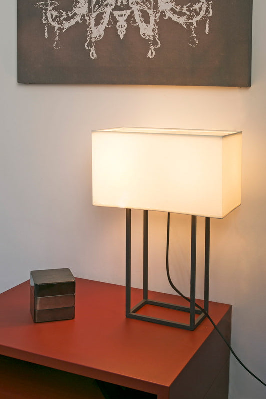 Lámpara sobremesa VESPER en marrón y beige de FARO (ref. 29985), diseño moderno con base de acero y pantalla textil, en ambiente interior de hogar con iluminación cálida y acogedora.