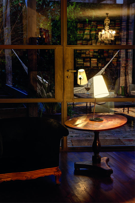 Lámpara sobremesa LUPE cromada de la colección FARO 29997 en ambiente interior residencial con diseño contemporáneo, luminaria de acero y textil para iluminación superficie moderna