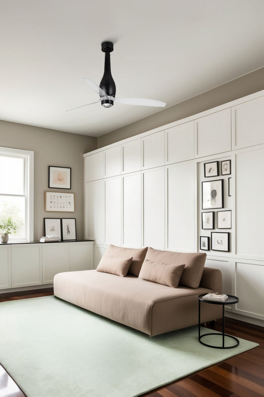 Ventilador de techo LED ETERFAN M negro mate FARO 32003WW-10 en ambiente hogareño, con luz integrada, motor DC, 6 velocidades y mando a distancia, ventilación cristal.