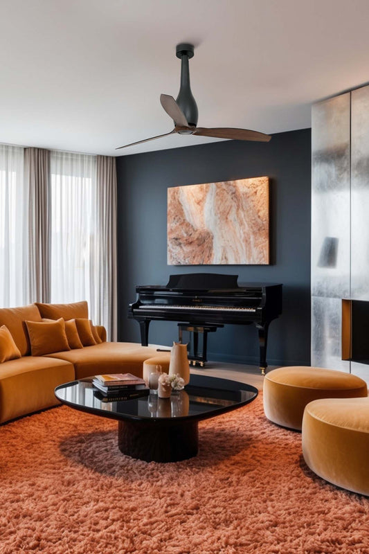 Ventilador de techo ETERFAN M en negro mate con aspas de nogal de FARO (modelo 32004), diseño industrial moderno sin luz, motor DC eficiente con mando a distancia, en ambiente acogedor de sala contemporánea.