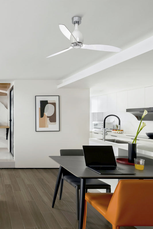 Ventilador de techo MINI ETERFAN M en blanco brillo de FARO modelo 32020, imagen ambiente en habitación luminosa con aspas transparentes, motor DC silencioso y reversible, control por mando a distancia para ventilación eficiente en el hogar.