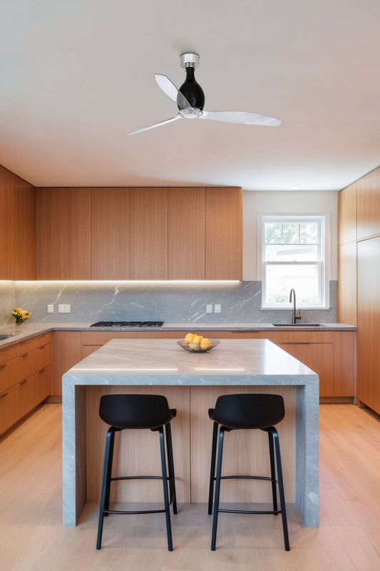 Ventilador de techo MINI ETERFAN M en negro mate de FARO modelo 32027 instalado en ambiente moderno de sala mediana, con motor DC eficiente, función inversa para invierno, mando a distancia y diseño sin luz para ventilación óptima en espacios medianos