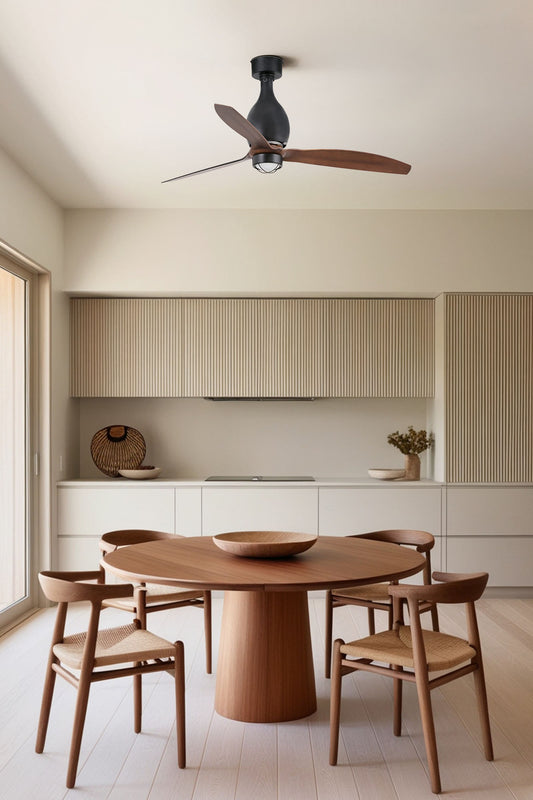 Ventilador de techo LED MINI ETERFAN M en negro mate de FARO (modelo 32028WW-10), con motor DC insonoro, iluminación integrada y mando a distancia, en ambiente moderno de habitación con ventilación eficiente.