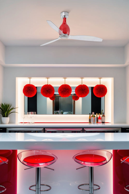 Ventilador de techo MINI ETERFAN M rojo brillo de FARO modelo 32029 en ambiente moderno de sala pequeña, con aspas de acero y cristal, PC transparente, ventilación eficiente con mando a distancia y función inversa para espacios compactos.