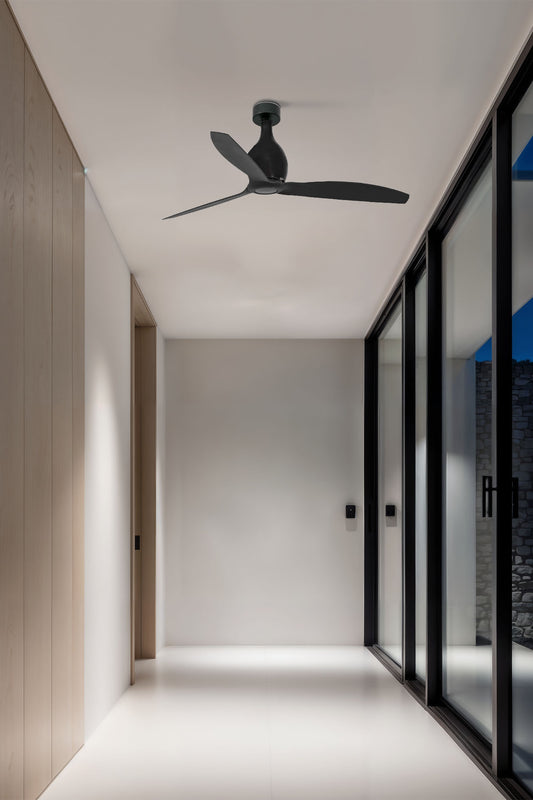 Ventilador de techo MINI ETERFAN M en negro mate de FARO modelo 32030 instalado en ambiente hogareño moderno, con diseño compacto de metal y ABS para ventilación eficiente en verano e invierno, bajo consumo energético y mando a distancia incluido.