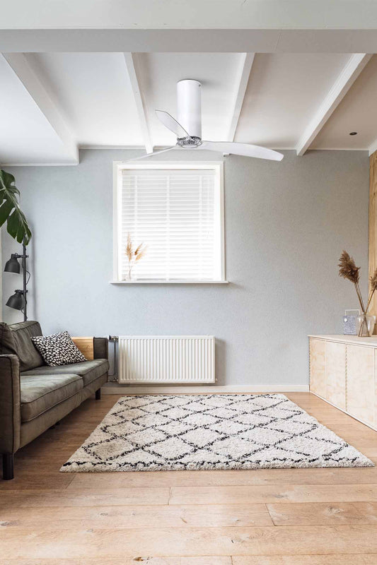 Ventilador de techo Tube Fan M en blanco brillo de FARO (modelo 32033, colección 3338) instalado en ambiente doméstico moderno con aspas transparentes, motor DC eficiente para ventilación óptima y función inversa, sin luz integrada, ideal para uso residencial.