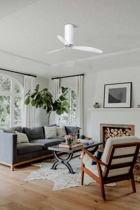 Ventilador de techo Tube Fan M blanco de FARO modelo 32033WW en ambiente hogareño, diseño moderno con motor DC silencioso, ventilación eficiente, función inversa y mando a distancia, acabado en blanco brillo y aspas transparentes.