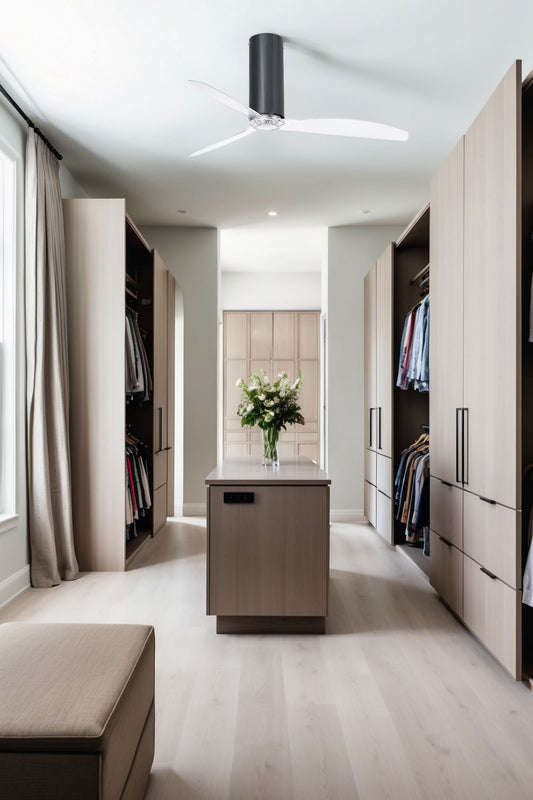 Ventilador de techo TUBE FAN M negro brillo y transparente de FARO modelo 32035 en ambiente de habitación mediana, con motor DC, función inversa y mando a distancia, ventilación sin luz para espacios modernos