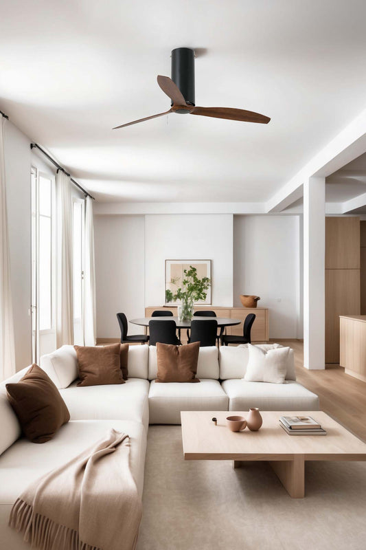 Ventilador de techo TUBE FAN M negro mate FARO 32037WW en ambiente hogareño con nogal, motor DC, mando a distancia y función inversa para ventilación eficiente.