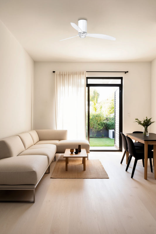 Ventilador de techo LED Mini Tube Fan M Blanco FARO 32038WW-9 en ambiente hogareño luminoso, con luz LED cálida 3000K, cristal transparente, ventilación de 6 velocidades y mando a distancia