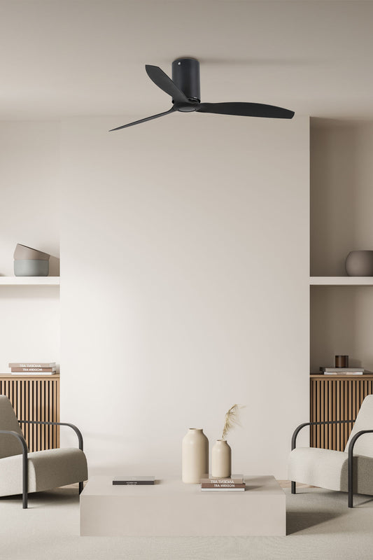 Ventilador de techo MINI TUBE FAN M en negro mate de Faro modelo 32043, imagen ambiente en habitación moderna con ventilación eficiente, motor DC silencioso, mando a distancia y función inversa para espacios de 13-17m², diseño sin luz para confort óptimo
