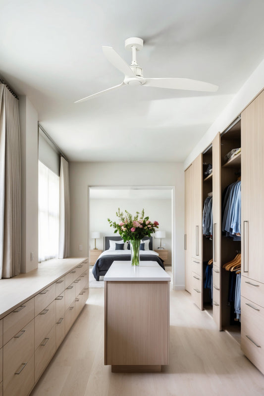 Ventilador de techo JUST FAN M blanco de FARO modelo 32101UL en ambiente moderno de hogar industrial, con diseño en acero y ABS para ventilación eficiente y bajo consumo, incluye mando a distancia.