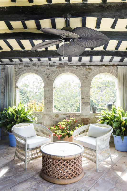 Ventilador de techo Cuba L marrón modelo 33352 de FARO en ambiente de habitación grande con techos inclinados, ventilación eficiente sin luz integrada, 3 velocidades y función inversa para verano e invierno