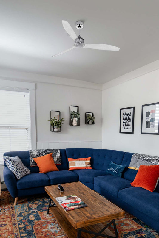 Ventilador de techo JUST FAN M cromado FARO 33394WW en ambiente hogareño, motor DC silencioso con mando a distancia, ideal para techos inclinados y ventilación en verano.