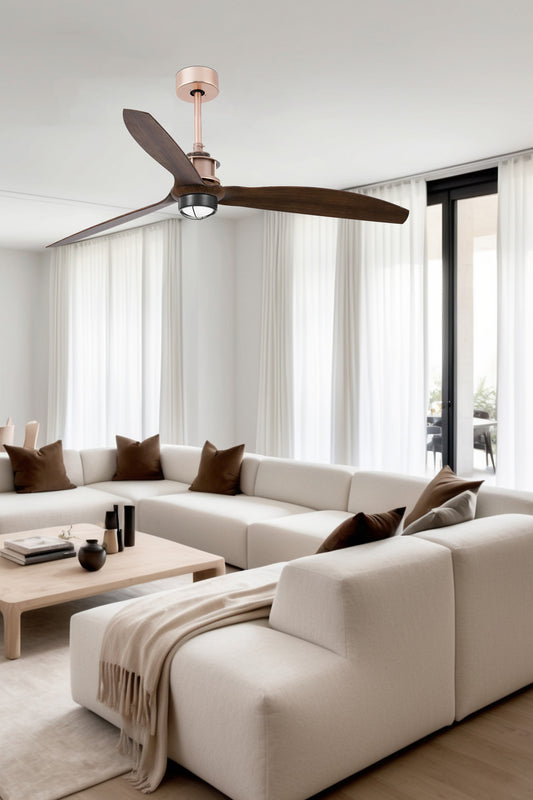Vista ambiente de ventilador con luz LED JUST FAN M en acabado cobre y nogal, modelo FARO 33399WW-10, instalado en techo de sala de estar con motor DC, control remoto y ventilación eficiente para el hogar.