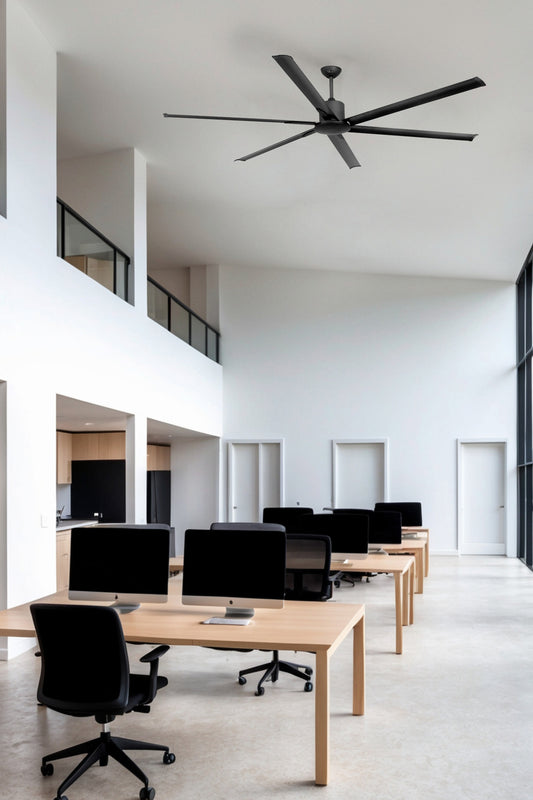 Ventilador de techo ANDROS XXL negro de FARO modelo 33414A en ambiente moderno de sala de estar, sin luz integrada, motor DC eficiente con 6 velocidades y mando a distancia, ideal para techos inclinados y ventilación óptima en interiores contemporáneos.