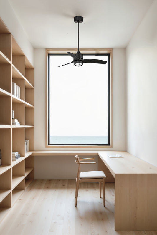 Ventilador de techo con luz LED JUST FAN S en negro mate de FARO (33424WW-10), instalado en ambiente hogareño moderno, ofreciendo ventilación silenciosa, iluminación LED eficiente y control por mando a distancia.