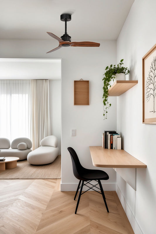 Ventilador de techo Just Fan S en negro y nogal de FARO (modelo 33425WW) en ambiente hogareño moderno, motor DC silencioso, mando a distancia, función inversa para ventilación eficiente sin luz, ideal para hogar inteligente.