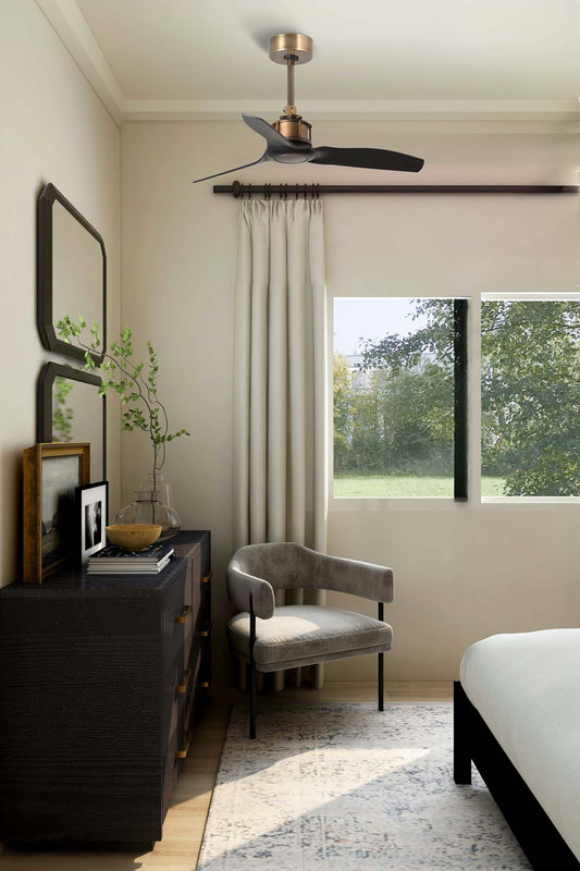 Ventilador de techo JUST FAN S de FARO en oro viejo y negro mate, instalado en ambiente hogareño con motor DC silencioso, 6 velocidades y función inversa para ventilación óptima.