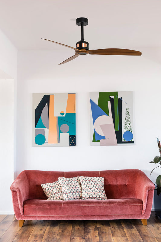 Ventilador de techo Copper Fan M negro y nogal FARO 33451WW en ambiente hogareño, motor DC reversible con mando a distancia y ventilación eficiente sin luz