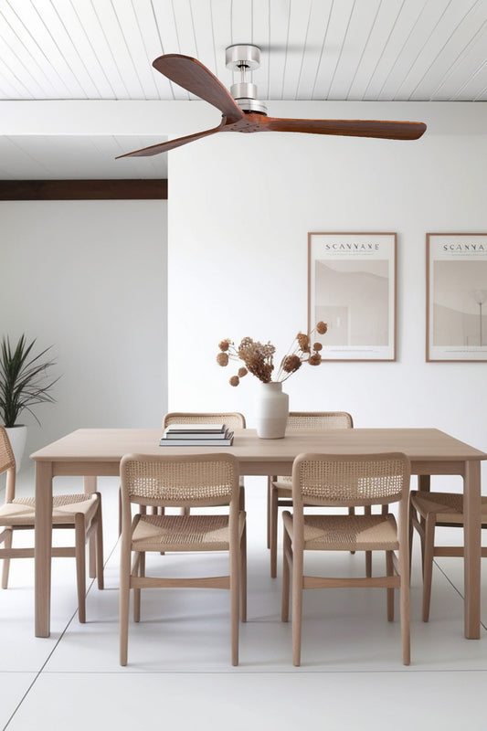 Ventilador de techo LANTAU XL en níquel mate y nogal FSC de FARO (modelo 33464DC), imagen ambiente en hogar moderno con motor DC silencioso, mando a distancia y compatibilidad para techos inclinados, ventilación eficiente sin luz integrada, diseño elegante de madera de pino para interiores contemporáneos.