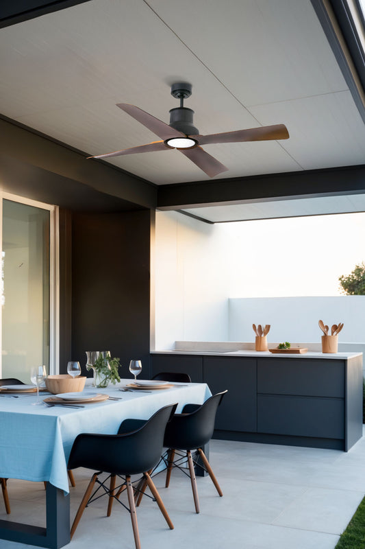 Ventilador de techo LED Winche M negro/marrón FARO 33481WW-7 en ambiente acogedor con techo inclinado, motor DC, luz integrada IP44 y mando a distancia para ventilación eficiente