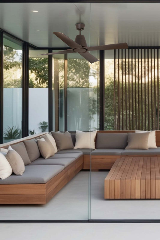 Ventilador de techo TYPHOON M en marrón de FARO (modelo 33490), imagen ambiente instalada en exterior con protección IP44, ventilación eficiente con motor DC y mando a distancia, compatible con techos inclinados de la colección 3335.