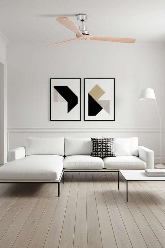 Ventilador de techo LANTAU XL en níquel mate y pino natural, modelo FARO 33504DC con motor DC eficiente, mando a distancia y compatibilidad para techos inclinados, en ambiente acogedor de sala moderna sin luz integrada para ventilación óptima.