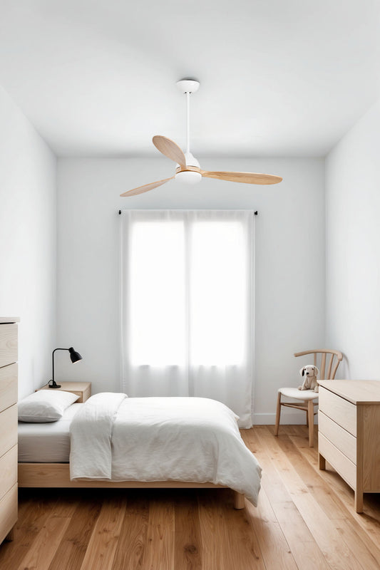 Ventilador de techo POROS L LED blanco FARO 33524WT en ambiente hogareño moderno, con luz LED integrada, motor DC eficiente y compatibilidad smart Tuya para ventilación óptima en madera de pino.