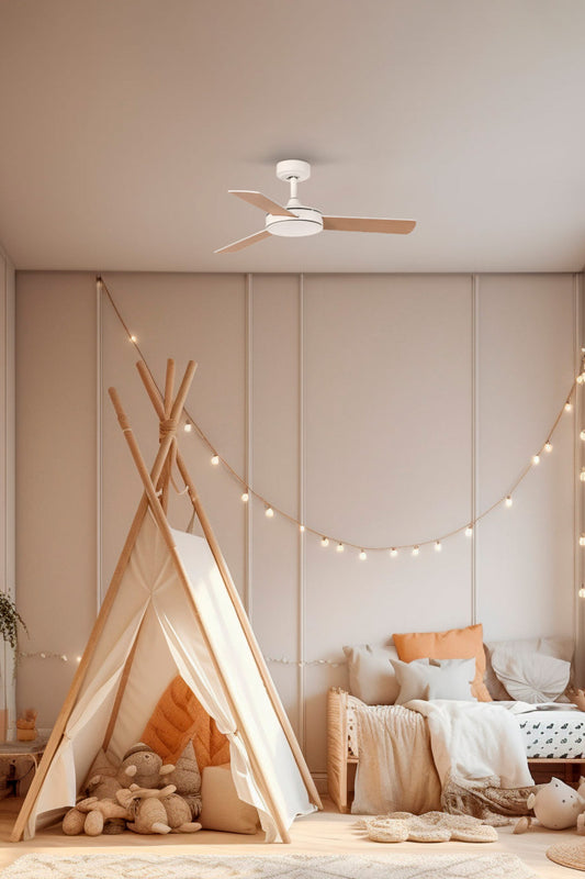 Ventilador de techo MINI MALLORCA S en blanco y arce de FARO modelo 33603DC, imagen ambiente en estancia pequeña con motor DC eficiente, aspas de madera plywood, mando a distancia y compatible con techos inclinados, ideal para ventilación sin luz en bricolaje del hogar