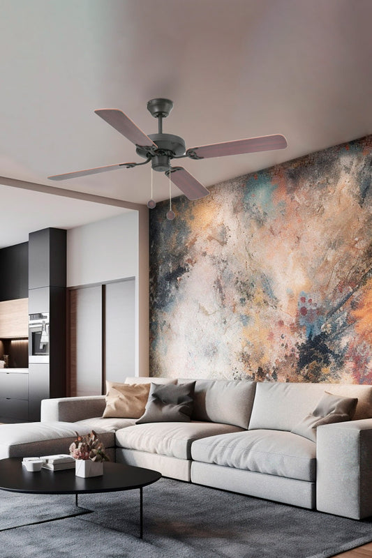 Ventilador de techo YAKARTA M Marrón modelo 33713-110 de FARO en ambiente colonial, con aspas reversibles de plywood y acero, ideal para techos inclinados y ventilación eficiente sin luz integrada, 3 velocidades ajustables.