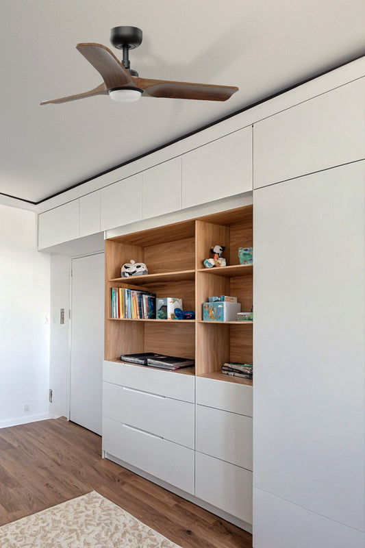 Ventilador de techo HEYWOOD S LED negro/nogal oscuro FARO 33806WT-1TW en ambiente hogareño, con luz LED regulable, motor DC y control smart Tuya para hogar inteligente.