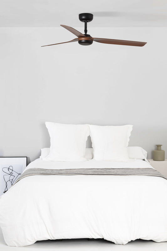 Ventilador de techo PUNT M en negro y nogal de FARO modelo 33817 en ambiente hogareño moderno, con motor DC eficiente, mando a distancia, función inversa para invierno y compatibilidad con techos inclinados, ideal para ventilación en hogares medianos sin luz integrada