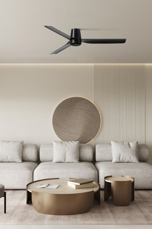 Ventilador de techo PUNT TUB M negro de FARO modelo 33830 en ambiente doméstico de estancia mediana, con motor DC de bajo consumo, función inversa, mando a distancia y aspas de ABS para ventilación eficiente.