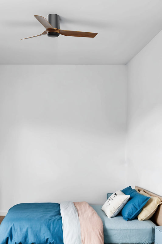 Ventilador de techo MINI PUNT TUB S en negro y nogal de FARO modelo 33835, imagen ambiente en habitación pequeña con motor DC de bajo consumo para ventilación verano e invierno, sin luz integrada.