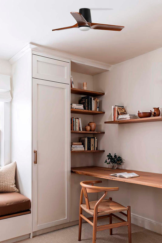 Imagen ambiente de ventilador de techo HEYWOOD TUB S con luz LED integrada, acabado negro mate y nogal oscuro, modelo FARO 33837WT-1TW, smart Tuya para ventilación interior en madera pino.