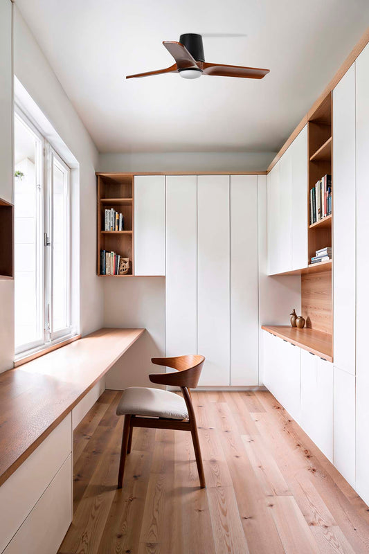 Ventilador de techo HEYWOOD TUB S en negro y nogal de FARO modelo 33837WT, serie 3809, en ambiente hogareño moderno con ventilación inteligente Smart TUYA, madera de pino FSC certificado.