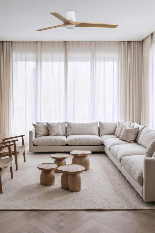 Ventilador de techo con luz LED HEYWOOD TUB LED L en blanco y pino de FARO Barcelona, modelo 33838-1TW de la colección 3809, diseño moderno con motor DC, mando a distancia y madera FSC para ventilación eficiente en interiores.