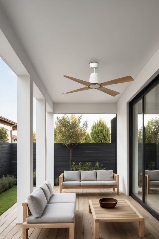 Ventilador de techo Typhoon M LED en blanco y madera, modelo 34105-130 de FARO, en ambiente exterior con ventilación eficiente IP44, luz LED integrada, motor DC silencioso y mando a distancia, diseño moderno de Jordi Busquets