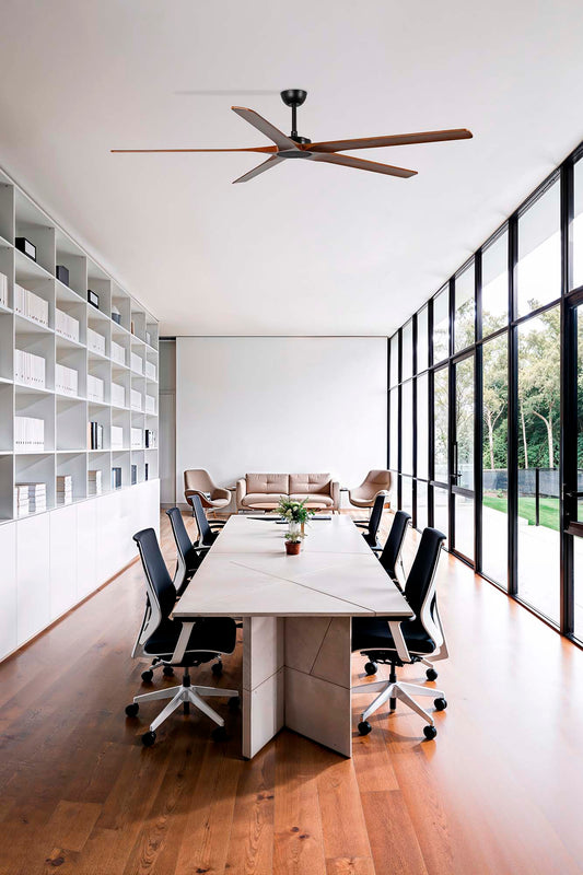 Ventilador de techo BIGWOOD 20 XL en negro y nogal FSC de FARO modelo 34190 en ambiente moderno para grandes espacios, con motor DC ecológico, función inversa y ventilación eficiente en madera certificada.