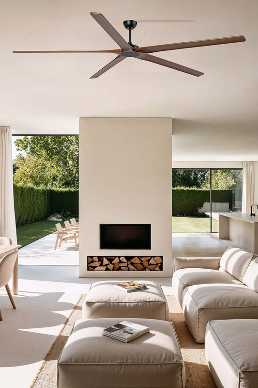 Ventilador de techo BIGWOOD 24 XXL en negro y nogal de FARO modelo 34192 instalado en ambiente moderno de gran espacio, con aspas de madera FSC ecológica, motor DC eficiente y 6 velocidades para ventilación óptima.