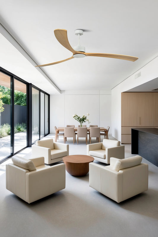 Ventilador de techo KAUAI XXL en blanco de FARO, modelo 34201AWT de la colección 3421, con tecnología smart TUYA y motor DC eficiente, en un ambiente hogareño de verano para ventilación óptima con diseño de madera elegante.