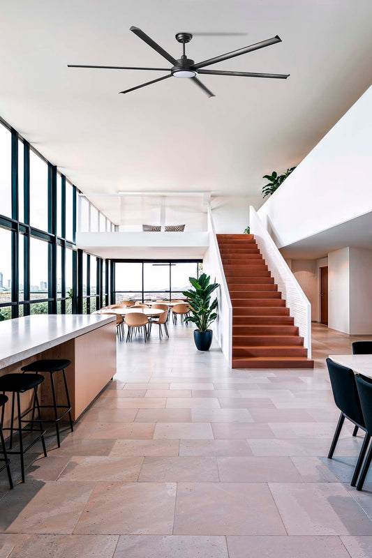 Ventilador de techo Rotterdam 25 XXL LED negro de FARO (modelo 34207-130) en ambiente hogareño amplio, con motor DC eficiente, iluminación LED integrada y mando a distancia para ventilación óptima en espacios grandes de la colección 34202.